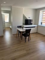 KalvarijaCentro apartamentai的配有桌椅的厨房和餐厅