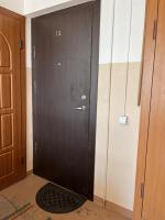 KalvarijaCentro apartamentai的黑色的门,上面有号码