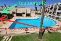 Apartamento en Costacabana内部或周边的泳池
