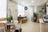 Little Prince Hostel-5 Min Walk To The Beach的厨房或小厨房
