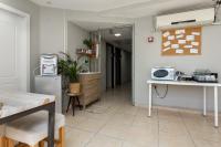 Little Prince Hostel-5 Min Walk To The Beach的厨房或小厨房