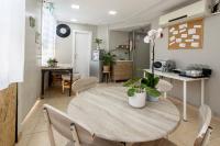 Little Prince Hostel-5 Min Walk To The Beach的厨房或小厨房