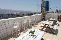 Little Prince Hostel-5 Min Walk To The Beach的阳台或露台