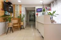 Little Prince Hostel-5 Min Walk To The Beach的电视和/或娱乐中心