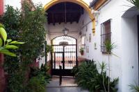 Típico y pintoresco patio de vecinos, con encanto外面的花园