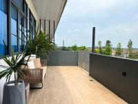 Hanns Spacious Balcony&SwimPool with FREE Netflix-6pax的阳台或露台