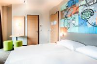 B&B Hotel Stuttgart-Neckarhafen客房内的一张或多张床位
