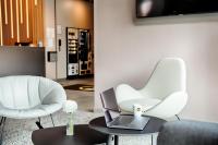 B&B Hotel Stuttgart-Neckarhafen的休息区