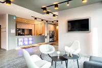 B&B Hotel Stuttgart-Neckarhafen的电视和/或娱乐中心