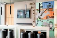 B&B Hotel Stuttgart-Neckarhafen的厨房或小厨房
