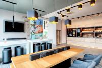 B&B Hotel Stuttgart-Neckarhafen的电视和/或娱乐中心