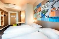 B&B Hotel Stuttgart-Neckarhafen客房内的一张或多张床位