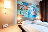 B&B Hotel Stuttgart-Neckarhafen客房内的一张或多张床位