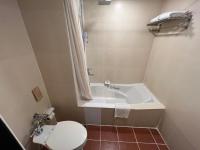 Bayview Park Hotel Manila的一间浴室