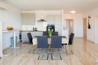 斯普利特Modern 2-Bed Apt, Late check in available的配有桌椅的厨房和餐厅