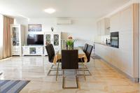 斯普利特Modern 2-Bed Apt, Late check in available的配有桌椅的厨房和餐厅