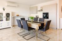 斯普利特Modern 2-Bed Apt, Late check in available的配有桌椅的厨房和餐厅
