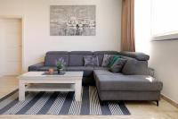 Modern 2-Bed Apt, Late check in available的休息区