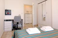 Modern 2-Bed Apt, Late check in available客房内的一张或多张床位