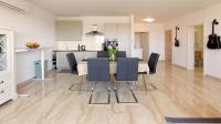 Modern 2-Bed Apt, Late check in available的厨房或小厨房