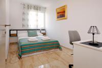Modern 2-Bed Apt, Late check in available客房内的一张或多张床位