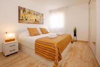 Modern 2-Bed Apt, Late check in available客房内的一张或多张床位