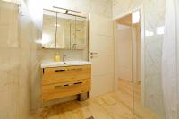 Modern 2-Bed Apt, Late check in available的一间浴室