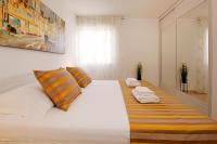 Modern 2-Bed Apt, Late check in available客房内的一张或多张床位