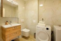 Modern 2-Bed Apt, Late check in available的一间浴室