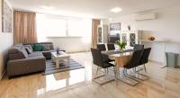 Modern 2-Bed Apt, Late check in available的休息区