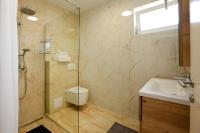 Modern 2-Bed Apt, Late check in available的一间浴室