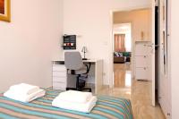Modern 2-Bed Apt, Late check in available客房内的一张或多张床位