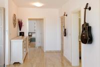 Modern 2-Bed Apt, Late check in available平面图