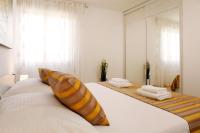 Modern 2-Bed Apt, Late check in available客房内的一张或多张床位