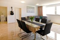 Modern 2-Bed Apt, Late check in available的休息区