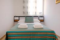 Modern 2-Bed Apt, Late check in available客房内的一张或多张床位