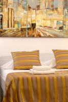 Modern 2-Bed Apt, Late check in available的休息区