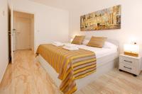 Modern 2-Bed Apt, Late check in available客房内的一张或多张床位