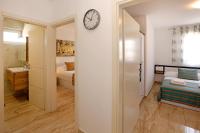 Modern 2-Bed Apt, Late check in available客房内的一张或多张床位