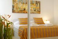 Modern 2-Bed Apt, Late check in available客房内的一张或多张床位