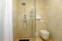 Modern 2-Bed Apt, Late check in available的一间浴室