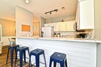 All New Luxury Beach Retreat 1 Mile to Beach w Pool的厨房或小厨房
