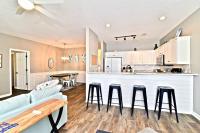 All New Luxury Beach Retreat 1 Mile to Beach w Pool的厨房或小厨房