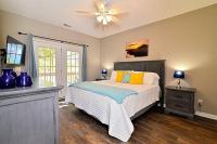 All New Luxury Beach Retreat 1 Mile to Beach w Pool客房内的一张或多张床位
