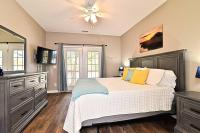 All New Luxury Beach Retreat 1 Mile to Beach w Pool客房内的一张或多张床位