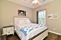 All New Luxury Beach Retreat 1 Mile to Beach w Pool客房内的一张或多张床位