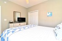All New Luxury Beach Retreat 1 Mile to Beach w Pool的电视和&#47;或娱乐中心