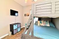 All New Luxury Beach Retreat 1 Mile to Beach w Pool客房内的一张或多张床位