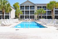 All New Luxury Beach Retreat 1 Mile to Beach w Pool内部或周边的泳池