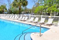 All New Luxury Beach Retreat 1 Mile to Beach w Pool内部或周边的泳池